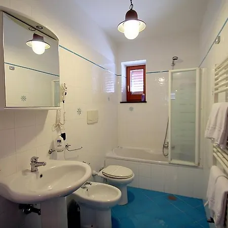 Sleeps 6 Pool Air Con Wifi * Nerano