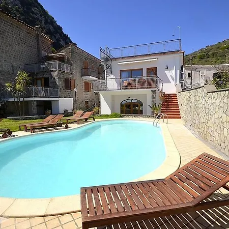 Sleeps 6 Pool Air Con Wifi