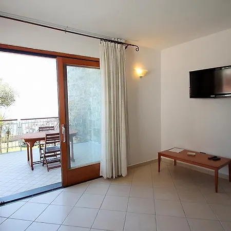 Sleeps 6 Pool Air Con Wifi Nerano