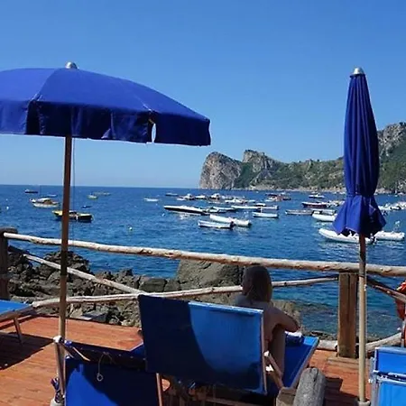 Sleeps 6 Pool Air Con Wifi Nerano