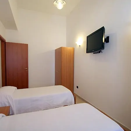Sleeps 6 Pool Air Con Wifi Nerano